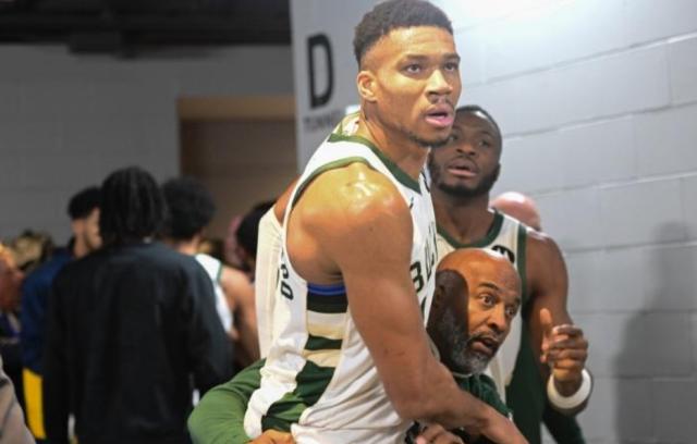 开云线上入口-纪录之夜变荒诞之夜 字母哥红温暴走酿寻球闹剧