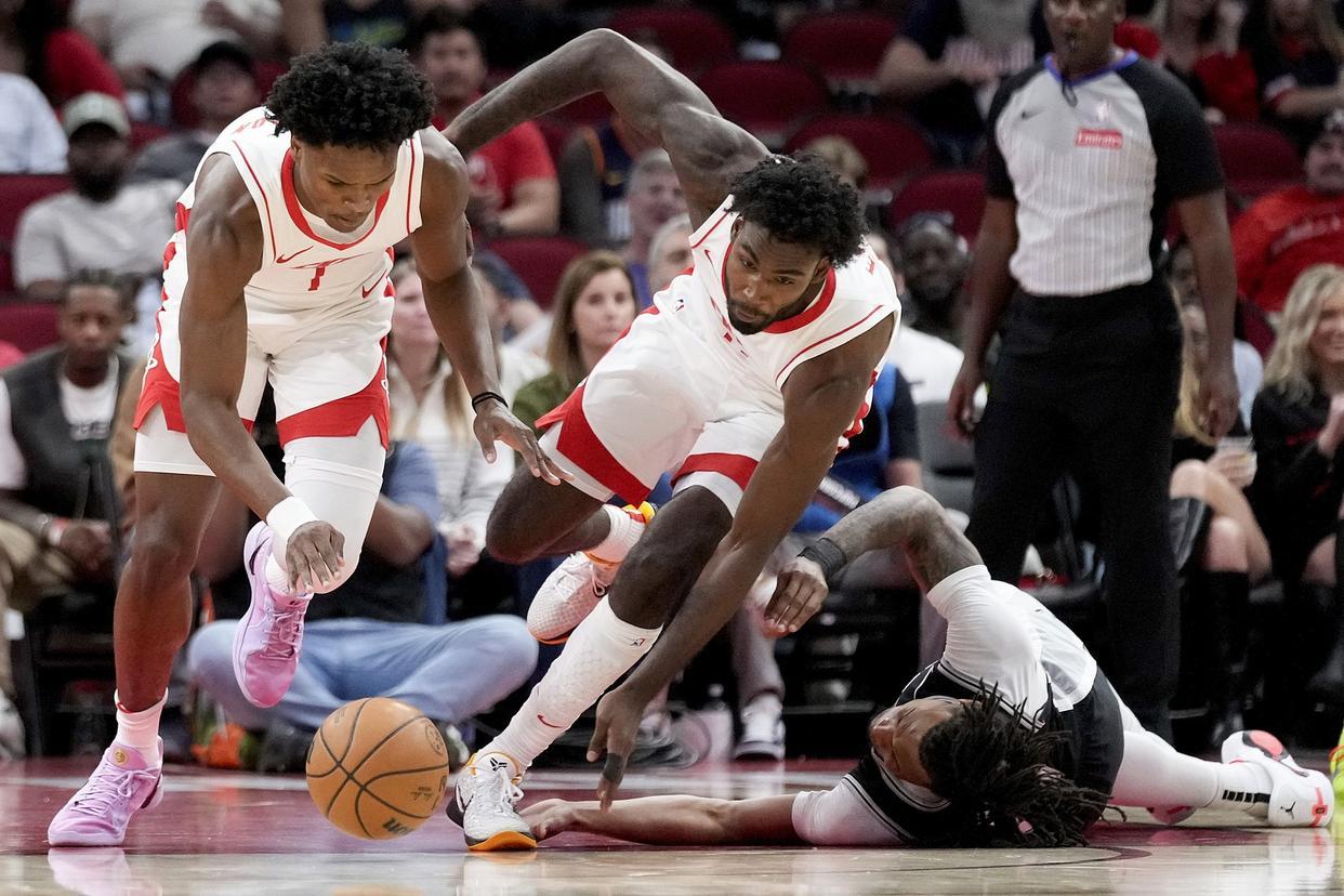 开云网站-4人缺阵，火箭队被动变阵！24岁“眼镜侠”首进轮换，高效砍5+1+2