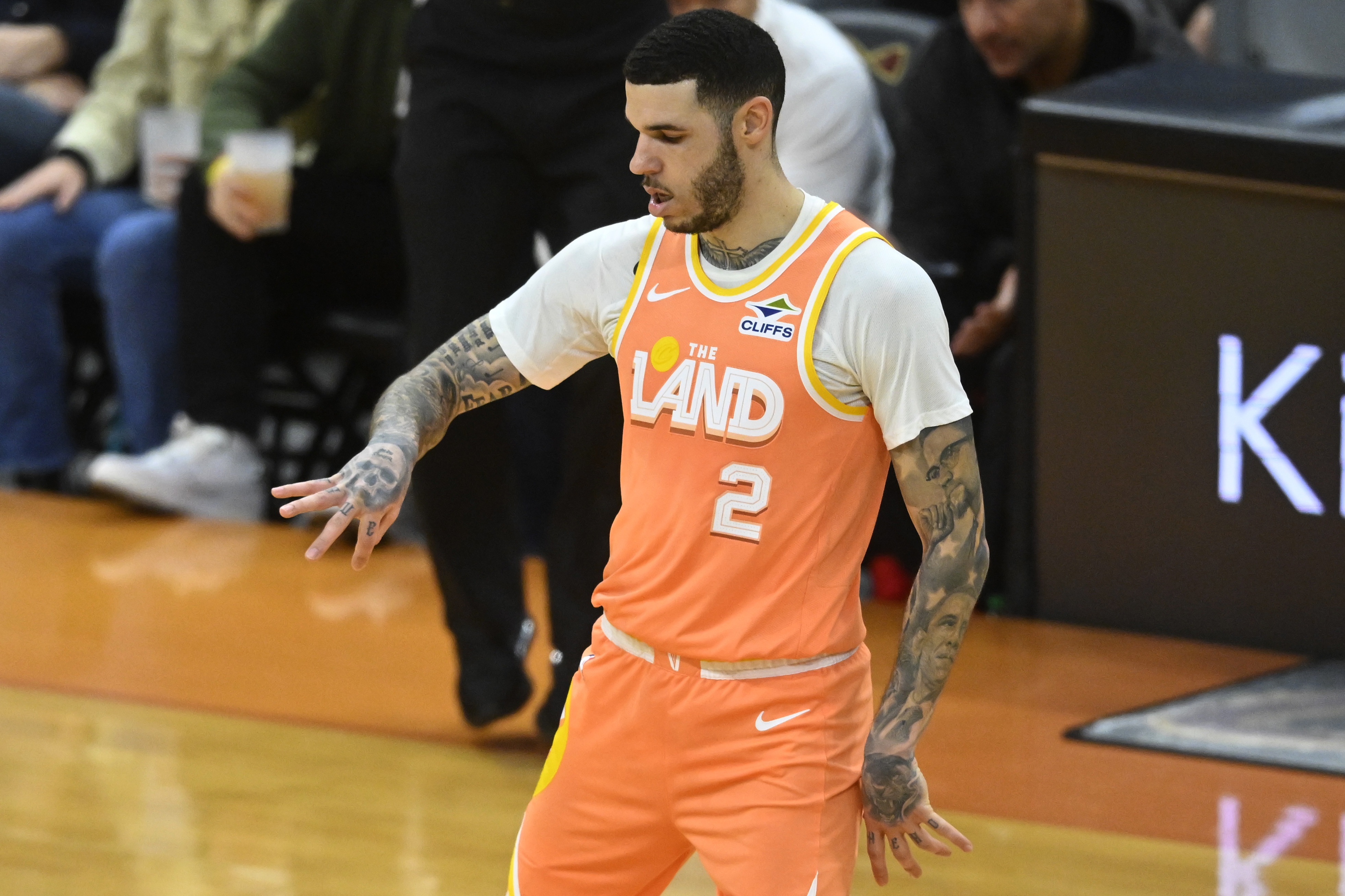 开云网站-湖媒：勇士那样为了交易而交易不可取 湖人应在买断市场签下鲍尔