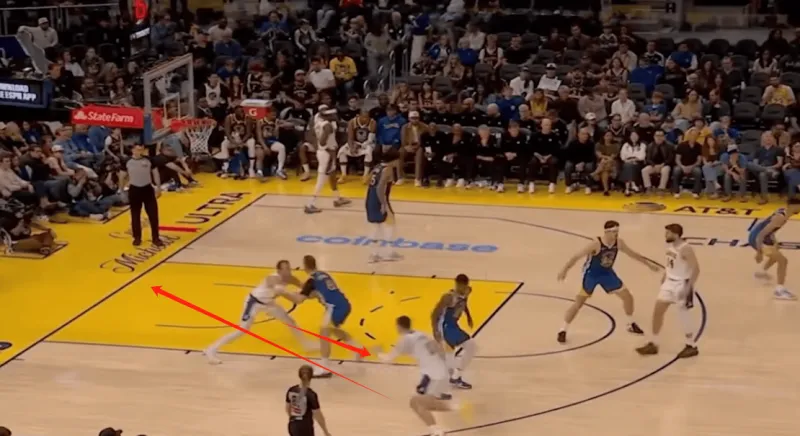 开云下载-肯纳德无球跑动分析：为队友创造空间，拿球后会依据场上防守判断进攻方式