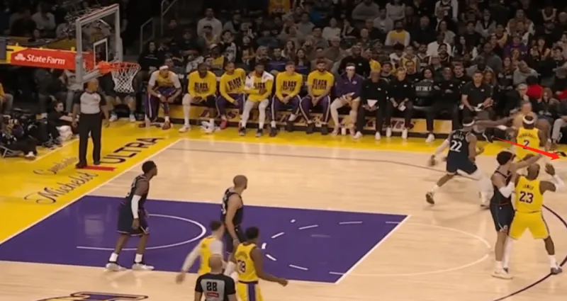 开云下载-肯纳德无球跑动分析：为队友创造空间，拿球后会依据场上防守判断进攻方式