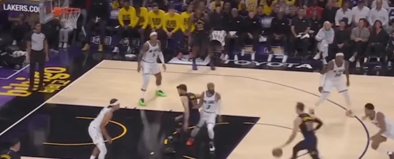 开云下载-肯纳德无球跑动分析：为队友创造空间，拿球后会依据场上防守判断进攻方式