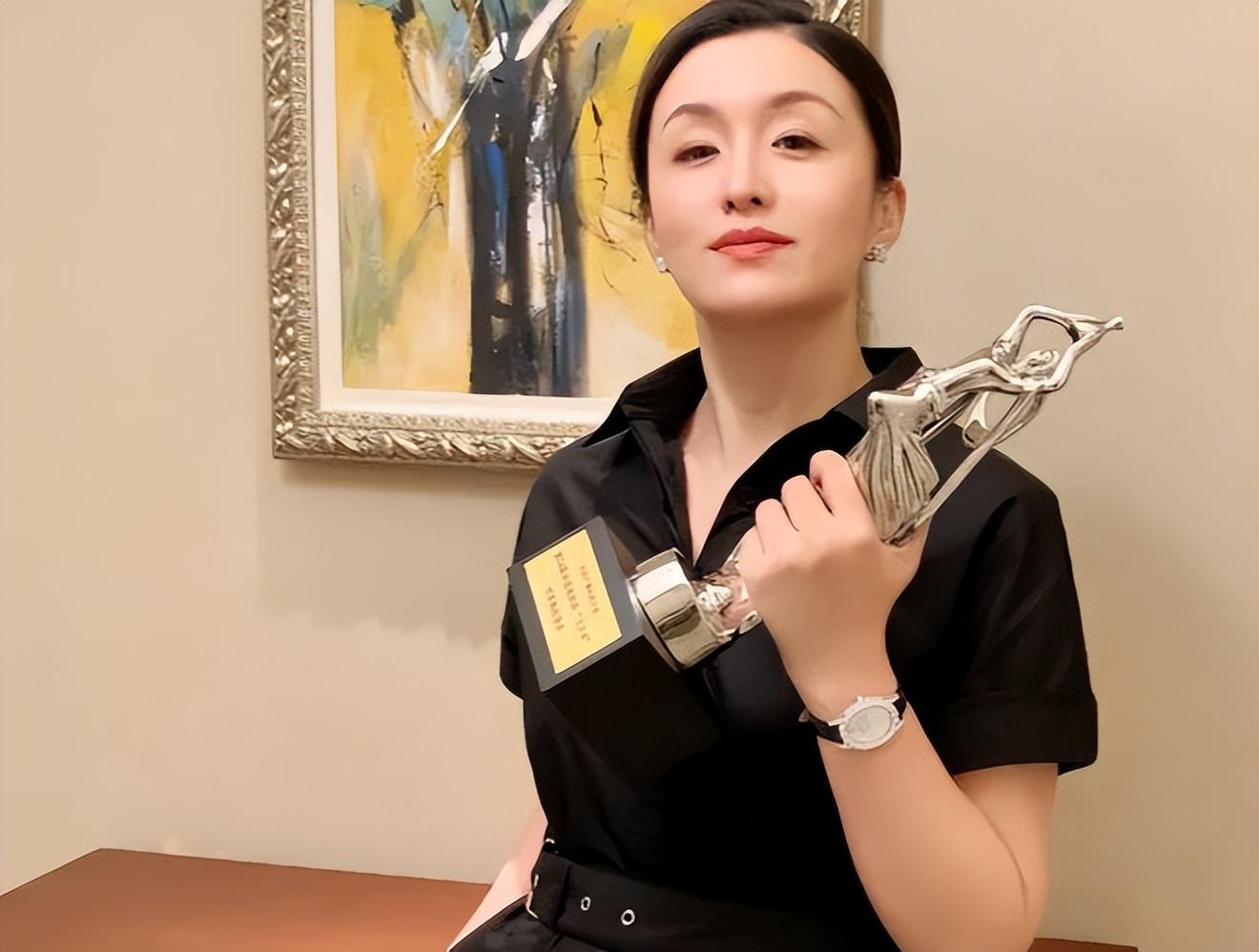 开云网站-陪玩陪睡不够！集体开嫖、舔手指、目无王法，阴暗面彻底藏不住了